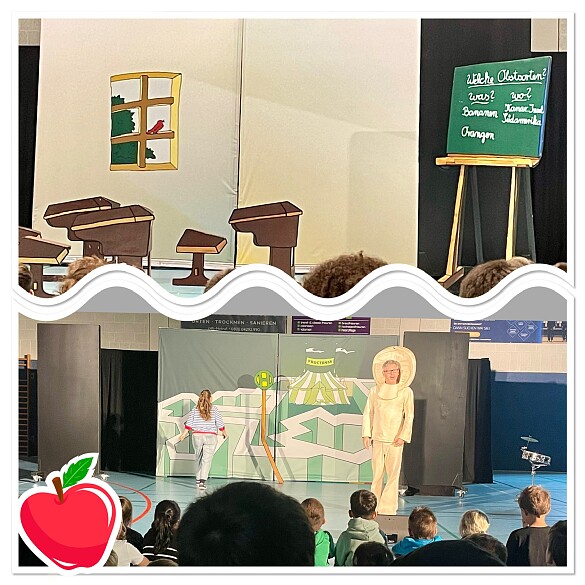 auf der Fotocollage ist das Bühnenbild zu sehen, ein Klassenraum mit Schulbänken und einer Tafel sowie zwei Schauspieler:innen