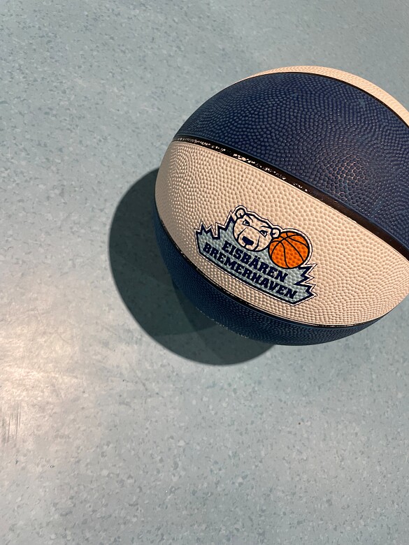 Basketball mit der Aufschrift Eisbären Bremerhaven