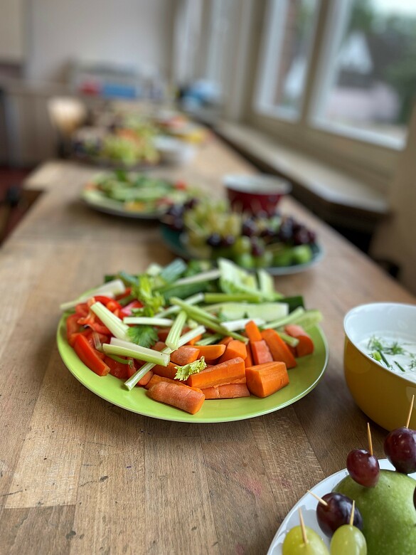 Das Foto zeigt einen Obst- und Gemüseteller