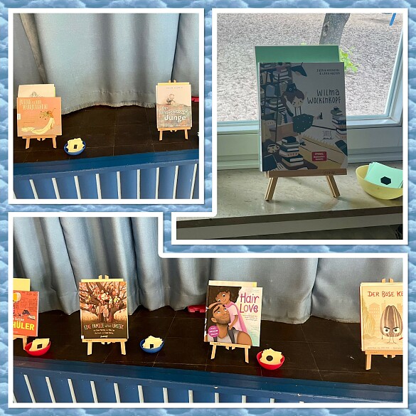 auf dem Foto sieht man sieben Buchcover, die jeweils auf einem Buchständer ausgestellt sind